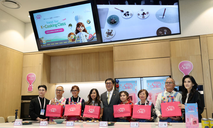 [서울=뉴시스] 김근수 기자 = 최휘영 문화체육관광부 장관과 이부진 한국방문의해위원회 위원장이 22일 서울 영등포구 더현대 서울 문화센터에서 열린 코리아그랜드세일의 체험행사 '케이-소스 활용 한식 쿠킹클래스'에서 외국인 관광객에게 선물을 전달하고 기념촬영을 하고 있다. (사진= 문화체육관광부 제공) 2026.01.22. photo@newsis.com *재판매 및 DB 금지