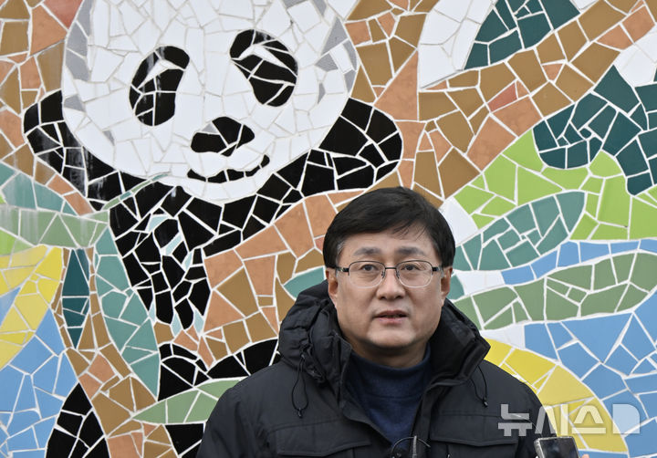 [광주=뉴시스] 박기웅 기자 = 김성환 기후에너지환경부 장관이 22일 오후 광주 북구 우치동물원을 방문해 향후 우치동물원 판다 도입에 대비한 동물원 시설과 인력 등을 점검한 뒤, 취재진 질문에 답변하고 있다. 2026.01.22. pboxer@newsis.com