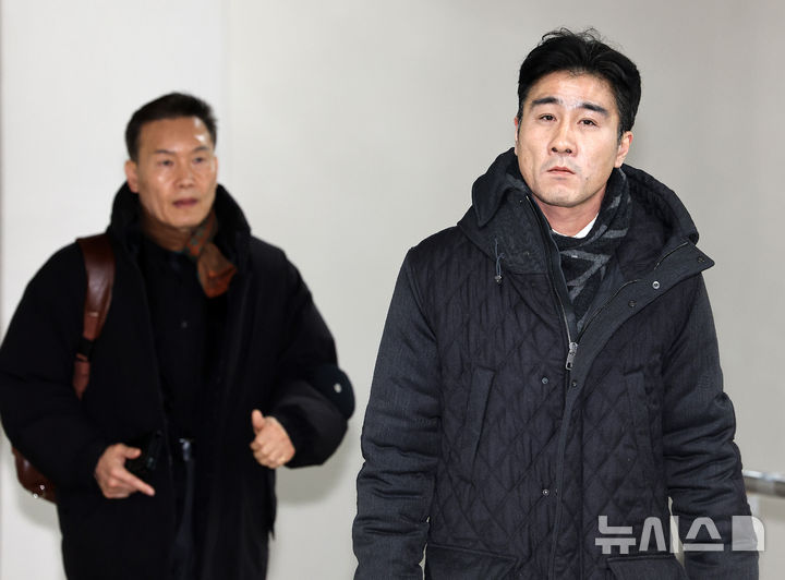 [서울=뉴시스] 이영환 기자 = 채상병특검 '구명로비 위증' 혐의로 재판에 넘겨진 이관형(오른쪽)씨와 송호종씨가 22일 오후 서울 서초구 서울중앙지법에서 열린 1차 공판에 출석하고 있다. 2026.01.22. 20hwan@newsis.com