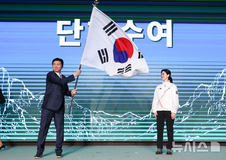 [서울=뉴시스] 조성우 기자 = 유승민 대한체육회장이 22일 오후 송파구 올림픽파크텔에서 열린 2026 밀라노 동계올림픽 선수단 결단식에서 태극기를 흔들고 있다. 2026.01.22. xconfind@newsis.com