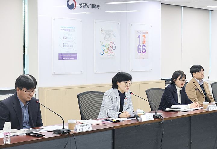 [서울=뉴시스] 김근수 기자 = 원민경 성평등가족부장관이 지난 22일 오후 정부서울청사에서 열린 온라인상 청소년 안전을 위한 전문가 간담회에서 발언하고 있다. (사진= 성평동가족부 제공) 2026.01.22. photo@newsis.com *재판매 및 DB 금지