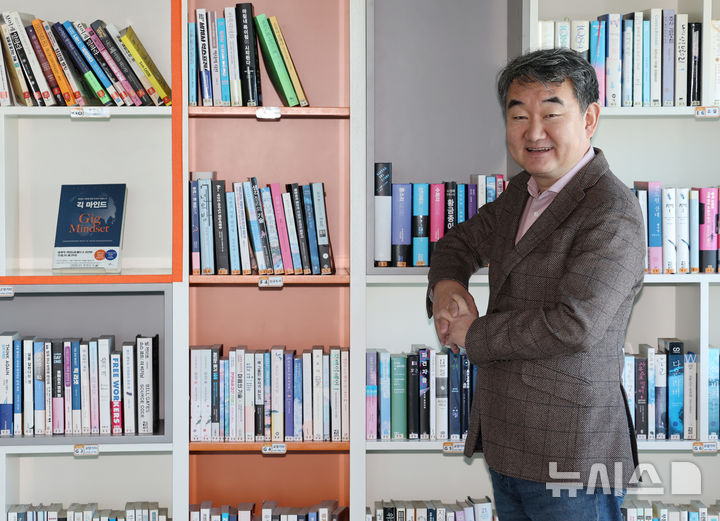 [서울=뉴시스] 배훈식 기자 = 이순형 라온시큐어 이사회 의장이 22일 오후 서울 영등포구 라온시큐어 사무실에서 뉴시스와 인터뷰 전 포즈를 취하고 있다. 2026.01.22. dahora83@newsis.com