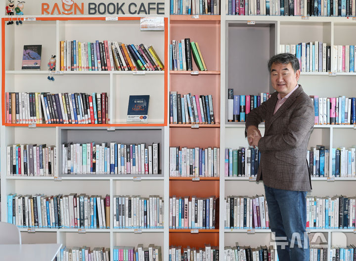 [서울=뉴시스] 배훈식 기자 = 이순형 라온시큐어 이사회 의장이 22일 오후 서울 영등포구 라온시큐어 사무실에서 뉴시스와 인터뷰 전 포즈를 취하고 있다. 2026.01.22. dahora83@newsis.com