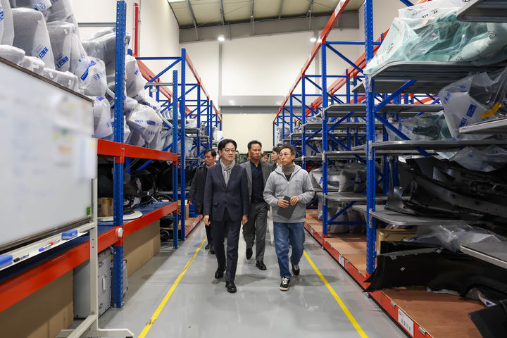 [서울=뉴시스] 김근수 기자 = 김정관 산업통상부 장관이 22일 전북 군산 리팩토리 군산 준공현장을 시찰하고 입주업체를 방문해 현장을 살펴보고 있다. (사진= 성평동가족부 제공) 2026.01.22. photo@newsis.com *재판매 및 DB 금지