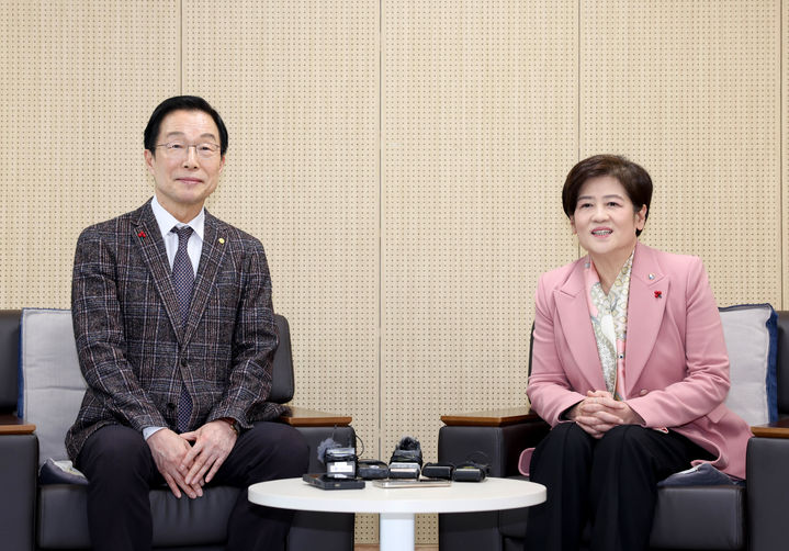 [대구=뉴시스] 이무열 기자 = 강은희(오른쪽) 대구시교육감과 임종식 경북도교육감이 22일 대구 달성군 달성교육지원청에서 대구·경북 교육통합과 관련해 논의하고 있다. (사진=대구시교육청 제공) 2026.01.22. photo@newsis.com *재판매 및 DB 금지