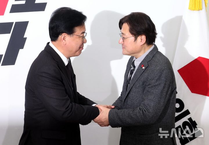 [서울=뉴시스] 조성봉 기자 = 송언석 국민의힘 원내대표가 22일 오후 서울 여의도 국회에서 홍익표 대통령비서실 정무수석을 접견하며 두 손으로 악수를 하고 있다. 2026.01.22. suncho21@newsis.com