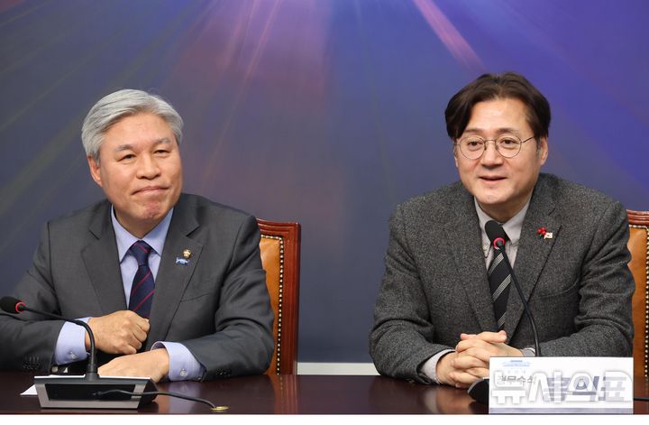 [서울=뉴시스] 조성봉 기자 = 홍익표 대통령비서실 정무수석이 22일 오후 서울 여의도 국회에서 서왕진 조국혁신당 원내대표를 예방하며 인사말을 하고 있다. 2026.01.22. suncho21@newsis.com