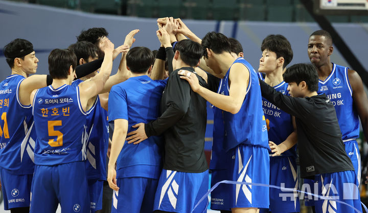[서울=뉴시스] 조성우 기자 = 22일 오후 서울 송파구 잠실실내체육관에서 열린 2025~2026 LG전자 프로농구 정규리그 서울 삼성 썬더스와 대구 한국가스공사 페가수스의 경기, 삼성 선수들이 한국가스공사에 92-85로 승리한 뒤 기뻐하고 있다. 026.01.22. xconfind@newsis.com