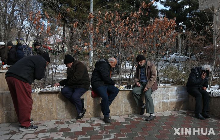 [신화/뉴시스] 1월 21일 이란 수도 테헤란 모습으로 체스를 두고 있다