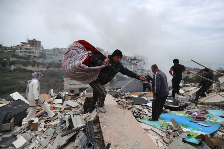 [케나리트=AP/뉴시스] 1월 22일 레바논 남부 시돈 인근에서 주민들이 전날 이스라엘군의 공습으로 파괴된 잔해 속에서 쓸만한 물품을 수습하고 있다. 2026.02.02.