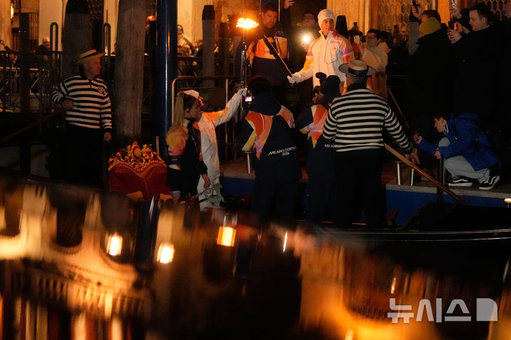 [베네치아=AP/뉴시스] 22일(현지 시간) 이탈리아 베네치아에서 2026 밀라노·코르티나담페초 동계올림픽 성화 봉송이 진행되고 있다. 2026.01.23.