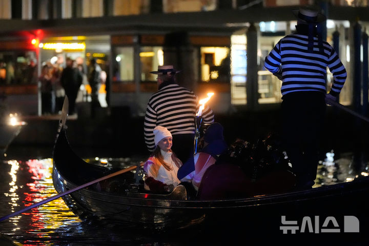 [베네치아=AP/뉴시스] 22일(현지 시간) 이탈리아 베네치아에서 2026 밀라노·코르티나담페초 동계올림픽 성화 봉송이 진행되고 있다. 2026.01.23.