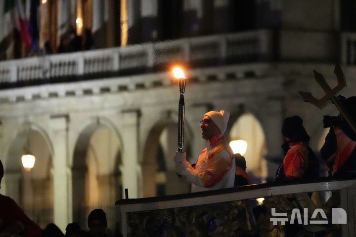 [베네치아=AP/뉴시스] 22일(현지 시간) 이탈리아 베네치아에서 2026 밀라노·코르티나담페초 동계올림픽 성화 봉송이 진행되고 있다. 2026.01.23.