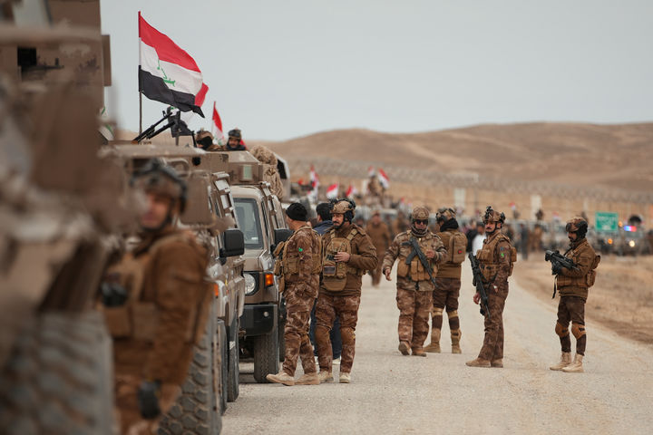 [신자르=AP/뉴시스] 1월 22일 이라크 북부 신자르에서 이라크 국경수비대가 최근 시리아 정부군과 쿠르드족 주도의 시리아민주군(SDF)의 충돌과 관련해 국경 경비를 강화하고 있다. 앞서 미군은 시리아에 수감됐던 극단주의 테러 조직 이슬람국가(IS) 대원 7천 명을 이라크로 이송한다고 밝혔다. 2026.02.05.