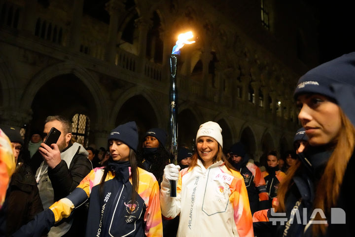 [베네치아=AP/뉴시스] 22일(현지 시간) 이탈리아 베네치아에서 2026 밀라노·코르티나담페초 동계올림픽 성화 봉송이 진행되고 있다. 2026.01.23.