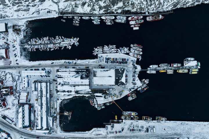 [누크=AP/뉴시스] 22일(현지 시간) 눈 쌓인 그린란드 누크 항구에 선박들이 정박해 있다. 2026.01.23.