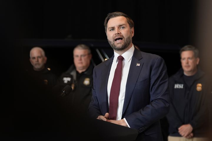 [미니애폴리스=AP/뉴시스] JD 밴스 미국 부통령이 22일(현지 시간) 미네소타 미니애폴리스에서 이민세관단속국(ICE) 요원들을 대동하고 기자회견 하고 있다. 2026.01.23.
