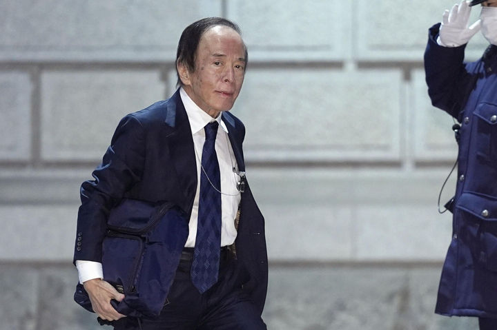 [도쿄=AP/뉴시스] 우에다 가즈오 일본은행 총재가 23일 일본 도쿄의 일본은행에 도착한 모습. 2026.01.23.