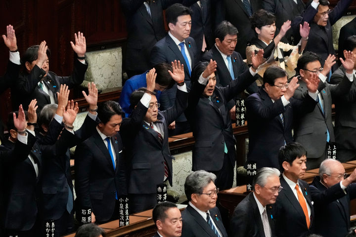 [도쿄=AP/뉴시스] 사진은 23일 일본 도쿄 국회의사당 중의원(하원) 본회의장에서 임시 국회 회의 중 중의원이 해산된 뒤 다카이치 사나에 일본 총리(왼쪽 가운데)가 고개 숙여 인사하고 다른 의원들이 만세를 외치는 모습. 2026.01.23.