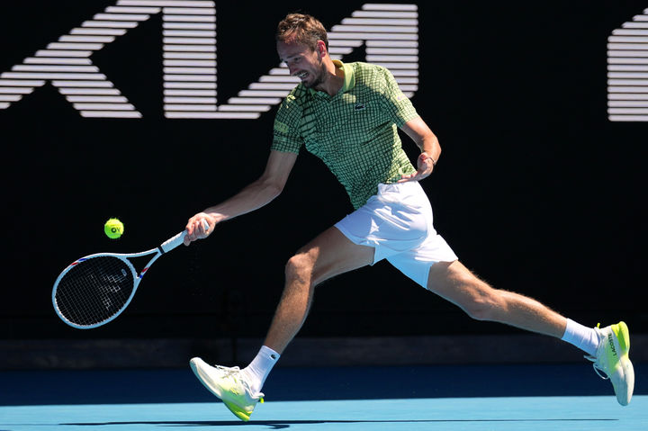 [멜버른=AP/뉴시스] 다닐 메드베데프(12위·러시아)가 23일(현지 시간) 호주 멜버른에서 열린 호주오픈 남자 단식 3회전에서 파비안 마로잔(47위·헝가리)과 경기하고 있다. 메드베데프가 풀세트 접전 끝에 2-3(6-7 4-6 7-5 6-0 6-3)으로 역전승을 거두고 16강에 올랐다. 2026.01.23.