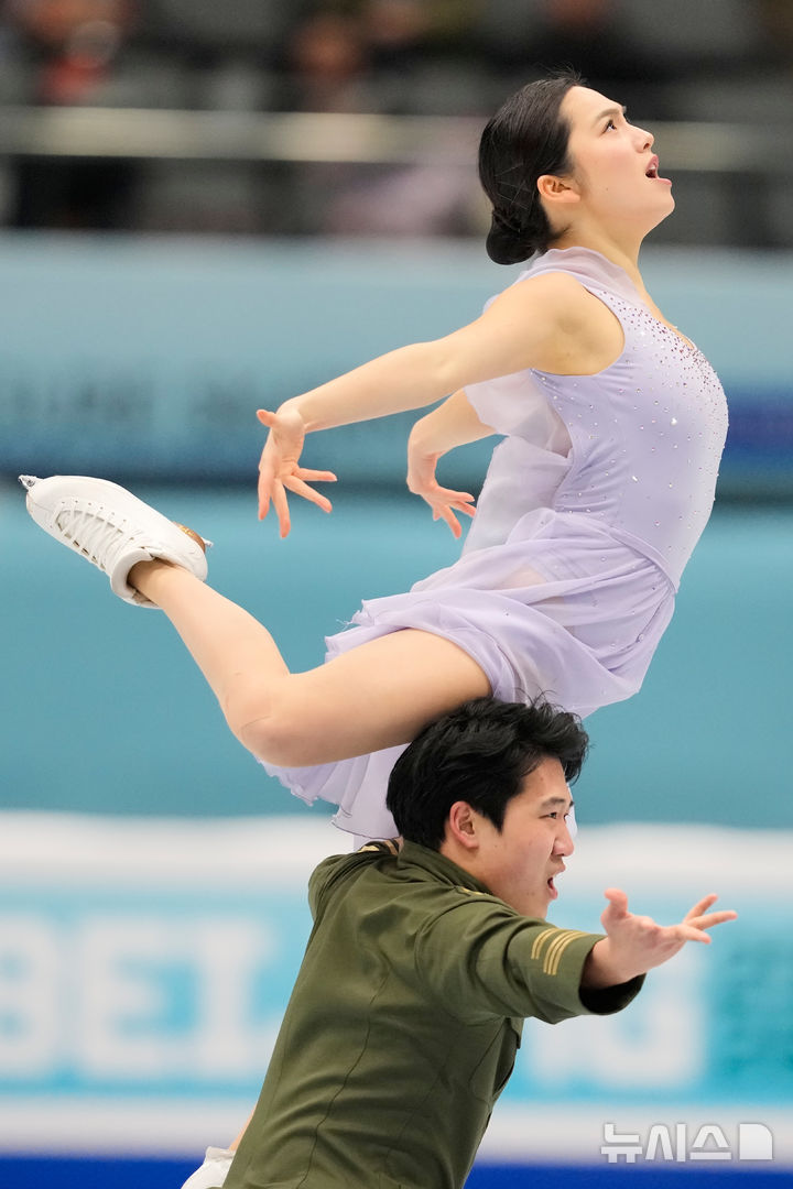[베이징=AP/뉴시스] 임해나와 권예가 23일(현지 시간) 중국 베이징에서 열린 2026 국제빙상경기연맹(ISU) 피겨 스케이팅 사대륙선수권대회 아이스댄스 프리댄스 연기를 펼치고 있다. 임해나와 권예는 15개 조 중 최종 6위를 기록했다. 2026.01.26.