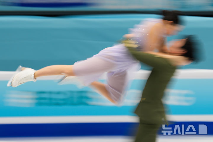[베이징=AP/뉴시스] 임해나와 권예가 23일(현지 시간) 중국 베이징에서 열린 2026 국제빙상경기연맹(ISU) 피겨 스케이팅 사대륙선수권대회 아이스댄스 프리댄스 연기를 펼치고 있다. 임해나와 권예는 15개 조 중 최종 6위를 기록했다. 2026.01.26.