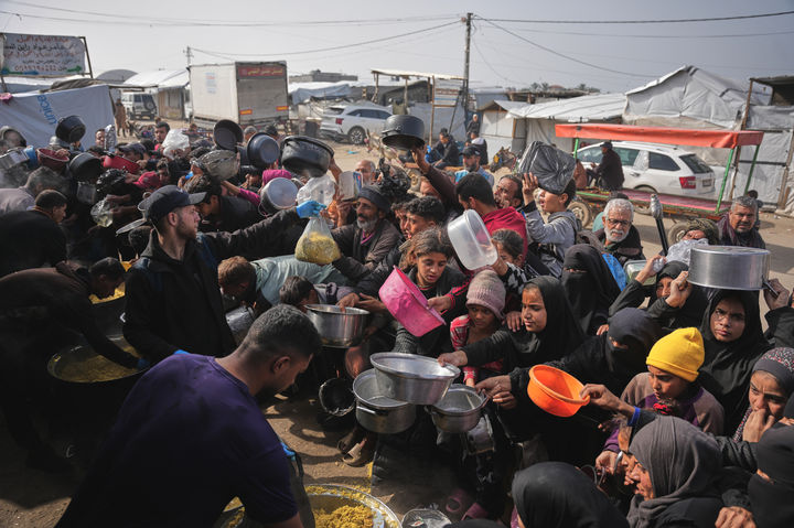 [칸유니스=AP/뉴시스] 1월 23일 가자지구 남부 칸유니스의 급식소에서 음식을 받으려는 팔레스타인 주민들이 필사적으로 몰려들고 있다. 2월들어 급식량이 늘어 평균 2끼 먹는 집이 늘었다. 2026.02.27.