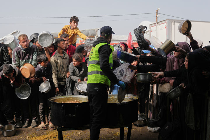 [칸유니스=AP/뉴시스] 23일(현지 시간) 가자지구 남부 칸유니스의 급식소에서 음식을 받으려는 팔레스타인 주민들이 필사적으로 몰려들고 있다. 29일(현지 시간) 현지 언론에 따르면 이스라엘이 가자지구 전쟁으로 사망한 팔레스타인이 7만 명을 넘었다는 하마스 측 통계를 인정하기로 했다. 2026.01.30.