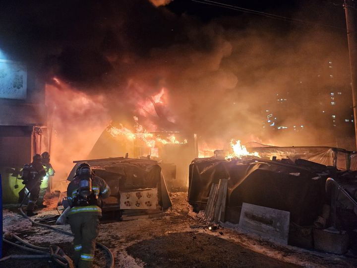 [아산=뉴시스] 지난 22일 오후 7시54분께 충남 아산시 좌부동 자동차 부품 가공시설에서 불이 나 소방대원이 진화를 위해 불길로 뛰어가고 있다. (사진=아산소방서 제공) 2026.01.23. photo@newsis.com *재판매 및 DB 금지
