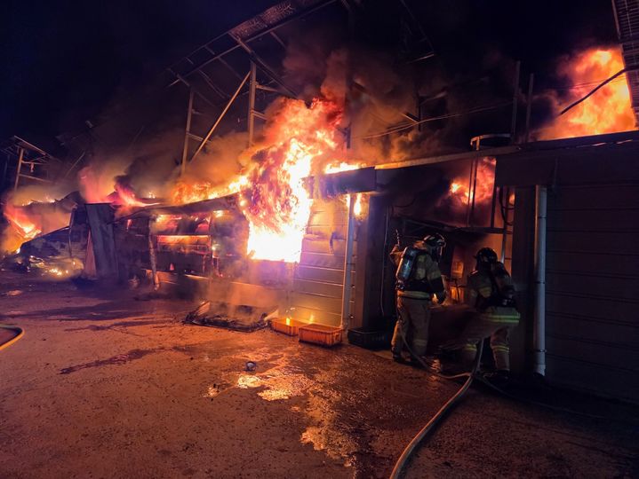 [서천=뉴시스] 지난 22일 오후 9시49분께 충남 서천군 화양면 남성리의 한 개사료공장에서 불이 나 소방대원이 진화에 나서고 있다. (사진=서천소방서 제공) 2026.01.23. photo@newsis.com *재판매 및 DB 금지