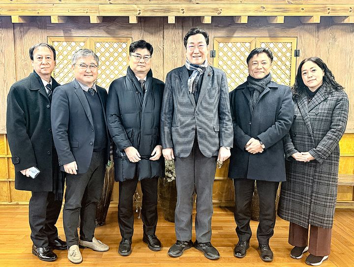 [원주=뉴시스] 재정경제부 황순관 기획조정실장(왼쪽에서 3번째)을 만나 국비 확보 및 현안 해결 협조 요청 후 기념촬영 모습. (사진=원주시 제공) 2026.01.23. photo@newsis.com *재판매 및 DB 금지