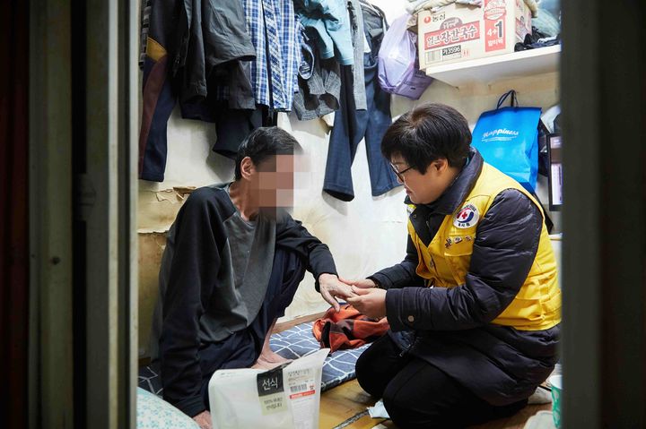 [세종=뉴시스] 대한적십자사 봉사원이 생활이 어려운 이웃을 방문하여 안부를 전하고 있다. (사진=대한적십자사) *재판매 및 DB 금지