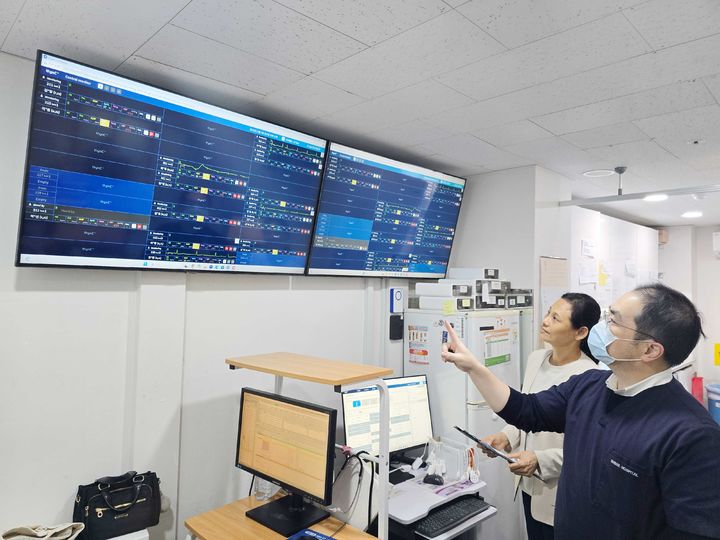 [서울=뉴시스] 신일병원 의료진이 병상 모니터링 시스템 씽크를 보며 환자 상태를 확인하고 있다. (사진=대웅제약 제공) 2026.01.23. photo@newsis.com *재판매 및 DB 금지