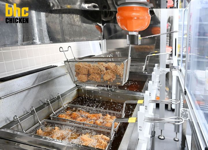 [서울=뉴시스] bhc 튀김로봇 '튀봇' 모습.(사진=다이닝브랜즈그룹 제공) *재판매 및 DB 금지