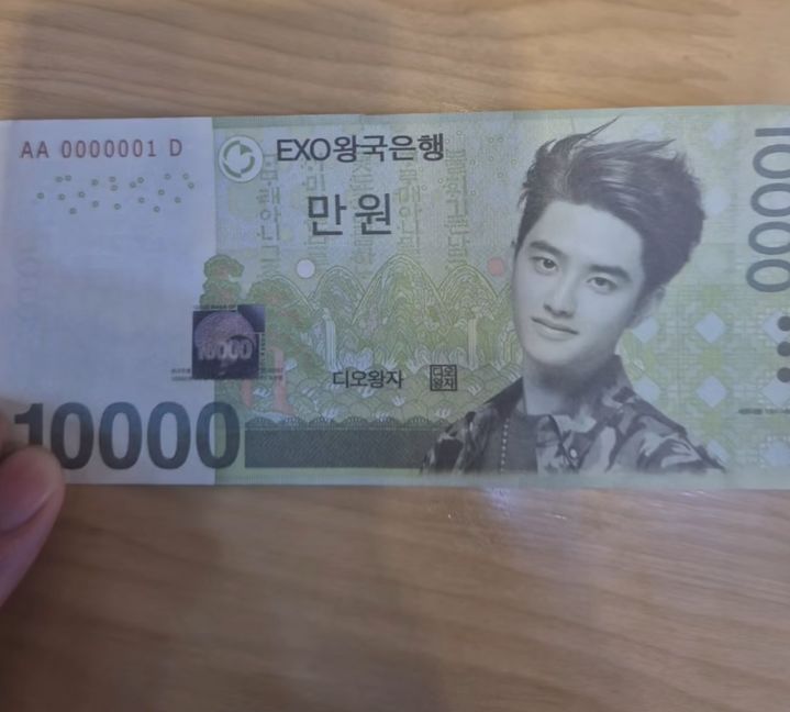 [뉴시스]그룹 '엑소' 멤버 도경수의 얼굴이 그려진 페이크머니. (사진 = @p0stap0calyps3 X 캡처) *재판매 및 DB 금지