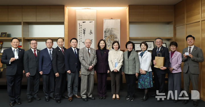 [서울=뉴시스]서울시의회 대표단과 홋카이도의회 대표단 기념 촬영.