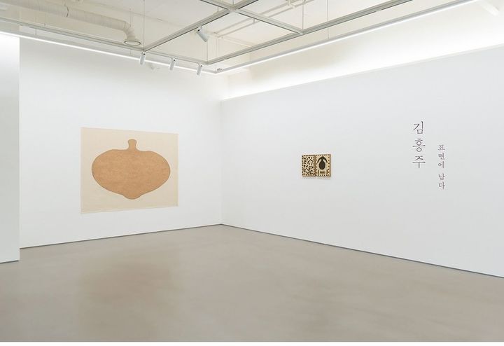 김홍주: 표면에 남다 전시 전경 ⓒ 이미지 S2A 제공 *재판매 및 DB 금지