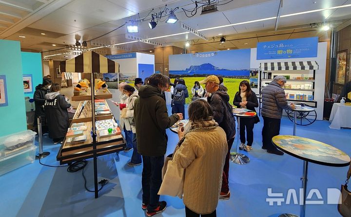 [제주=뉴시스] 제주도와 제주관광공사가 후쿠오카 중심가인 텐진 라이온광장에서 제주의 사계절을 오감으로 경험할 수 있는 체험형 팝업 카페인 'The Jeju Four Seasons - 제주의 선물 in Fukuoka'를 운영하는 모습. (사진=제주관광공사 제공) 2026.01.23. photo@newsis.com *재판매 및 DB 금지