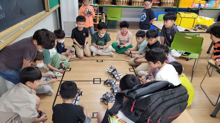 [안동=뉴시스] 포항 이동초등학교 방과후 프로그램 '로봇과학반'. (사진=경북교육청 제공) 2026.01.23. photo@newsis.com *재판매 및 DB 금지