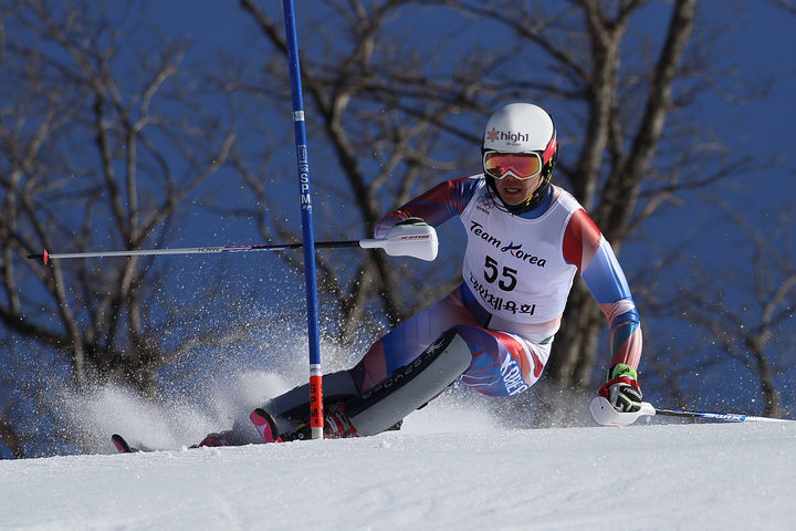 [정선=뉴시스] 하이원 알파인스키 정동현이 설원을 질주하고 있다. (사진=하이원리조트 제공) 2026.01.23. photo@newsis.com *재판매 및 DB 금지