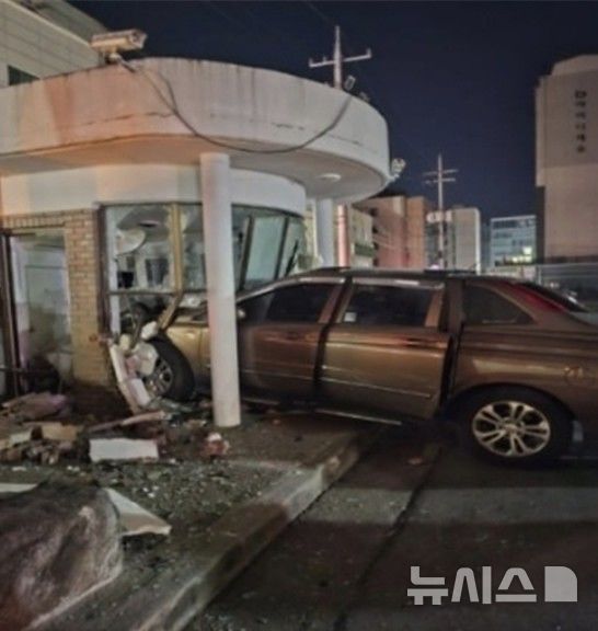 의정부 아파트 경비실로 SUV 돌진…70대 경비원 부상