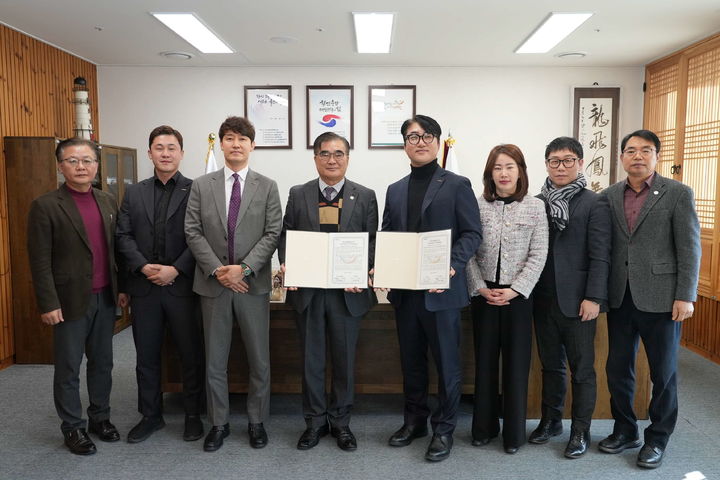 [서천=뉴시스] 김기웅(왼쪽 네번째) 충남 서천군수가 22일 장항국가생태산단내 120억원 규모 투자협약을 체결하고 있다. (사진=서천군 제공) 2026.01.23. photo@newsis.com *재판매 및 DB 금지