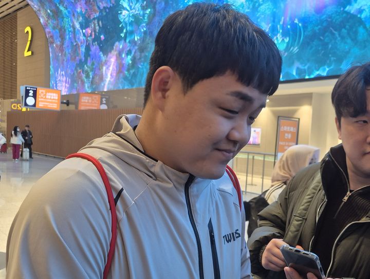 [인천공항=뉴시스] 문채현 기자 = 프로야구 LG 트윈스의 장현식이 22일 인천국제공항에서 취재진과 인터뷰를 하고 있다. 2026.01.22. dal@newsis.com *재판매 및 DB 금지