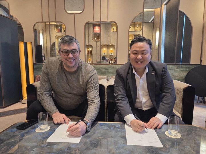 최준호 패션그룹형지 부회장(오른쪽)이 AJ 워너 오프체인랩스 최고전략책임자(CSO)와 스테이블코인 기반 디지털 결제 인프라 개발 협력을 위한 MOU를 체결하고 있다.(사진=패션그룹형지 제공) *재판매 및 DB 금지