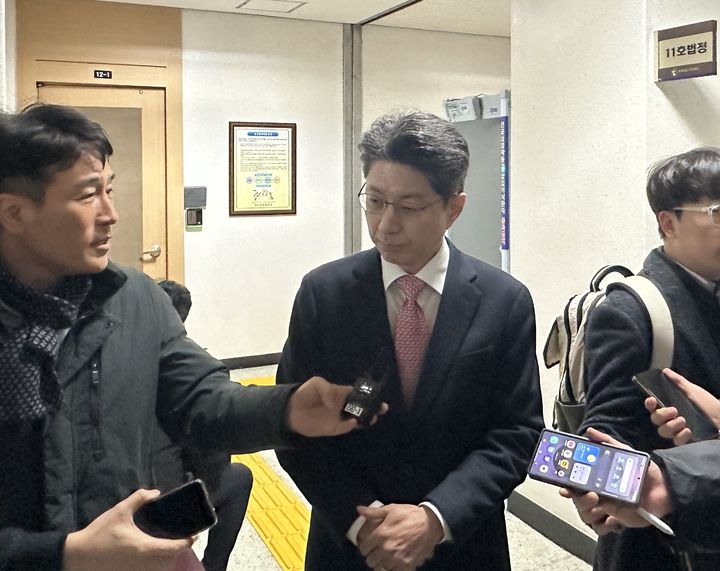 [대구=뉴시스] 김정화 기자 = 정장수 전 대구시 경제부시장이 23일 오전 대구시 수성구 대구지법 법정 앞에서 취재진의 질문에 답하고 있다. 2026.01.23. jungk@newsis.com *재판매 및 DB 금지