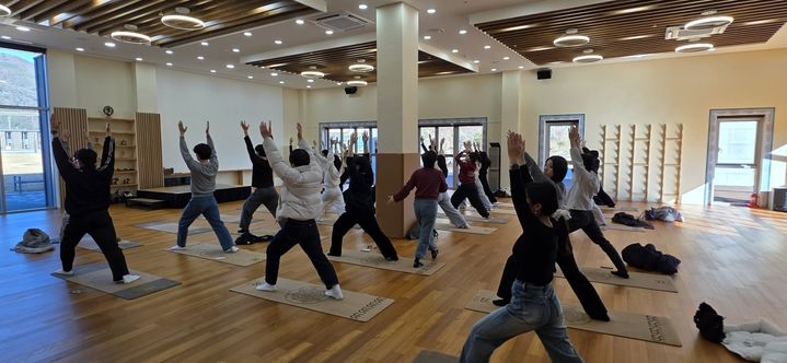 [밀양=뉴시스] 요가컬처타운을 방문한 경남교육청교육연수원 연수생들이 인도정통 요가를 체험하고 있다. (사진= 밀양시 제공) 2026.01.23. photo@newsis.com *재판매 및 DB 금지