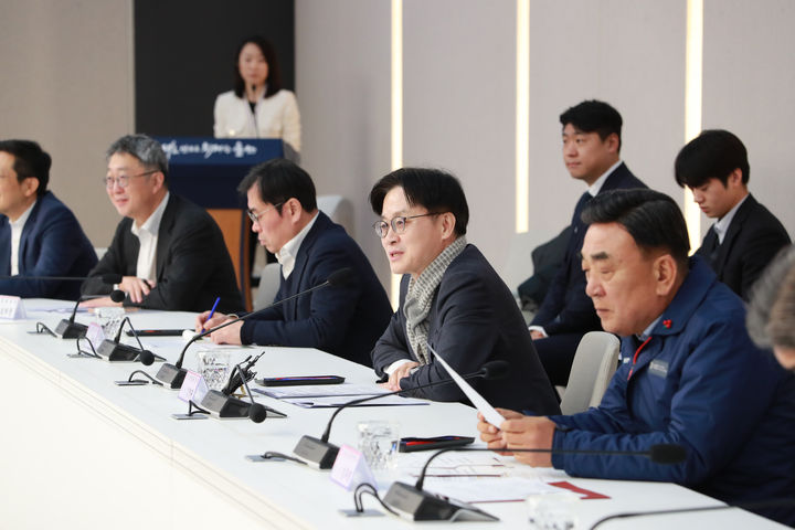 [울산=뉴시스] 울산시는 23일 시청 본관 2층 대회의실에서 김정관 산업통상부 장관과 김두겸 시장 등이 참석한 가운데 ‘조선 수출공급망 보증지원 업무 협약식’도 개최했다고 밝혔다. (사진= 울산시 제공) 20256.01.23.photo@newsis.com *재판매 및 DB 금지