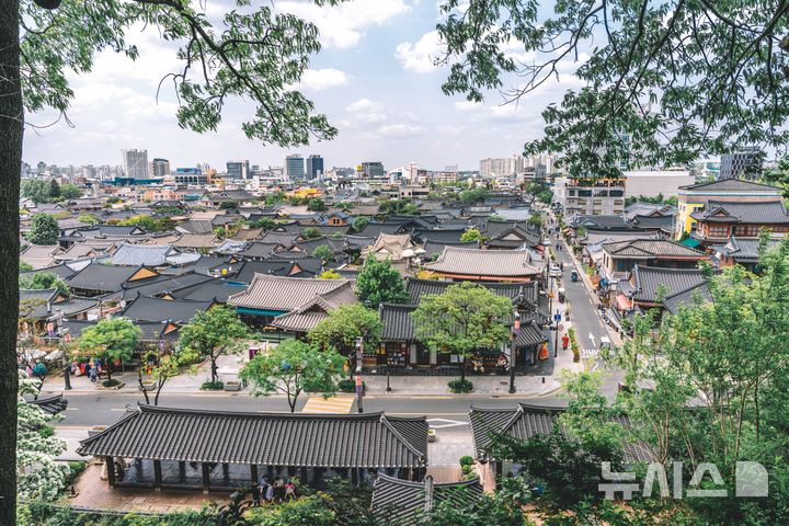 [전주=뉴시스]윤난슬 기자 = 전북 전주시는 체류형 관광 확대와 지역경제 활성화를 위해 '숙박관광객 유치 여행사 인센티브 지원사업'을 추진한다고 23일 밝혔다. (사진=전주시 제공) photo@newsis.com