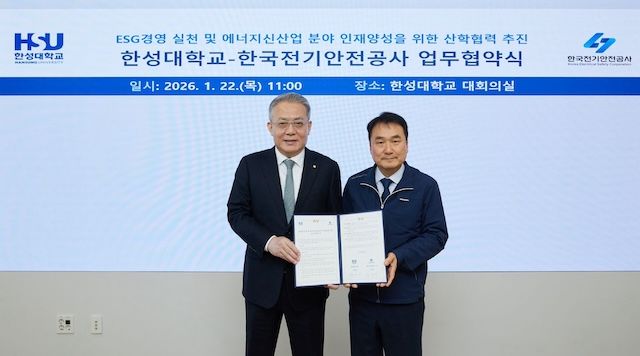 [서울=뉴시스] 이창원(왼쪽) 한성대 총장과 남화영 한국전기안전공사 사장이 업무협약식에서 기념 촬영을 하고 있다. (사진=한성대 제공) 2026.01.23. photo@newsis.com *재판매 및 DB 금지