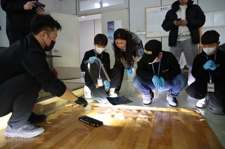 [대전=뉴시스] 대전경찰청이 최근 경찰 가족을 대상으로 과학수사 체험과 현장 견학을 결합한 '동계 CSI 체험캠프'를 열었다.(사진=대전경찰청 제공) 2026.01.23. photo@newsis.com *재판매 및 DB 금지